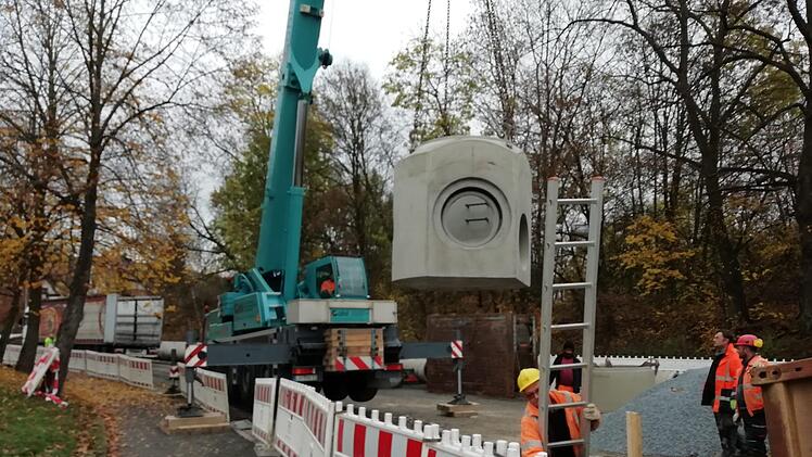 Hoch in der Luft schwebt das Bauteil zur Baugrube. Foto: Katrin Geyer