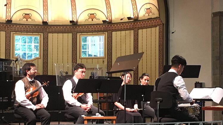 Chan Park an der Trommel, im Hintergrund von links: Burghard Toelke, Daniel Kim, Yooyeon Son, Setareh Shafi Tabetebai.Anita Schmitt