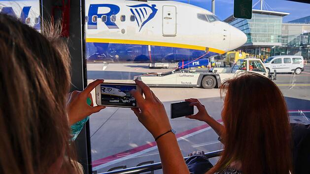 N&uuml;rnberg: Flugverkehr, Spezialfahrzeuge und Co . - Airport bietet Familien-F&uuml;hrungen an