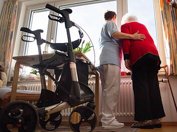 Pflegeheim frisst Ersparnisse: So schützt du dich vor den Kosten