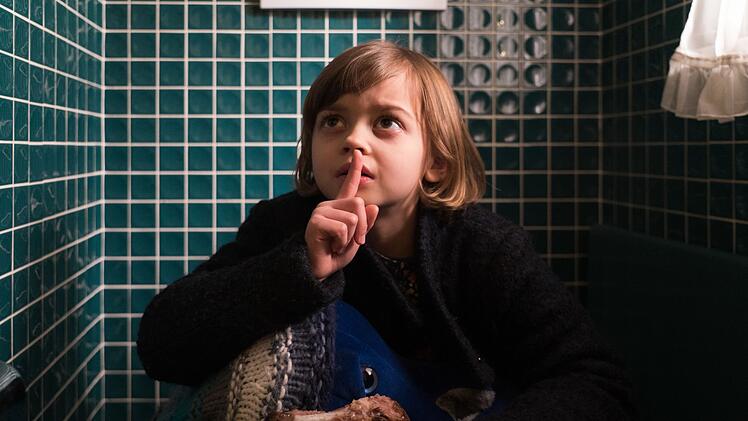 Psst - entdeckt: Waisenkind Amanda (Yuna Bennett) muss immer wieder miterleben, wie sich die Erwachsenen in die Wolle kriegen.