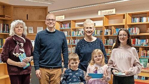 OB Dirk Vogel (2.v.l.) und Ulrike Stegmann (hinten) k&uuml;rten die eifristen Leser (v.l.): Heidemarie Eberhard, Theo M&uuml;ller, Mia Mahlmeister und Bella Schlereth.