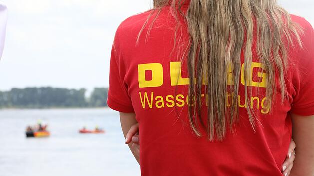 Nach einem Bad im Rhein werden mehrere Menschen vermisst.