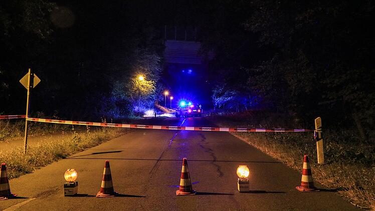 Leiche auf Parkplatz in Oberbayern entdeckt - Polizei sperrt mutma&szlig;lichen Tatort ab