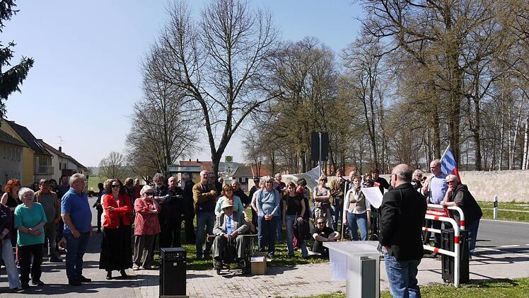 Mit einer Gegenlesung reagierten 2011 die Pommersfeldener auf die Lesertreffen im Schlosshotel.