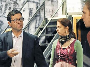 Intendant und Regisseur: Bodo Busse bei der Probenarbeit mit Joel Annmo (Dorian Gray). Im Hintergrund: Ulrike Barz (Mrs. Vane). Foto: Andrea Kremper