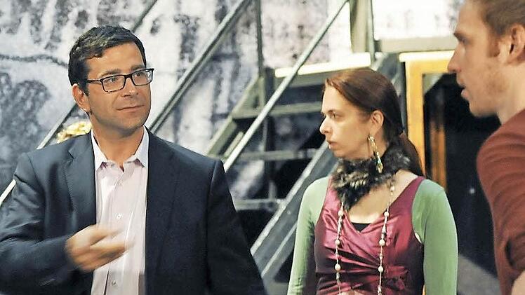 Intendant und Regisseur: Bodo Busse bei der Probenarbeit mit Joel Annmo (Dorian Gray). Im Hintergrund: Ulrike Barz (Mrs. Vane). Foto: Andrea Kremper