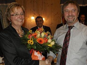 Die Wählergemeinschaft Haßberge hat Birgit Bayer einstimmig zur Landratskandidatin nominiert. Kreisvorsitzender Peter Klein gratulierte der 52-jährigen Finanzwirtin und Bürgermeisterin von Riedbach. Foto: sw