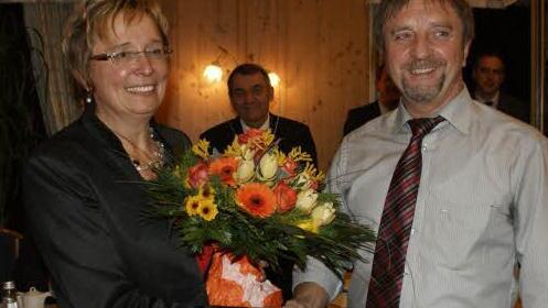 Die Wählergemeinschaft Haßberge hat Birgit Bayer einstimmig zur Landratskandidatin nominiert. Kreisvorsitzender Peter Klein gratulierte der 52-jährigen Finanzwirtin und Bürgermeisterin von Riedbach. Foto: sw