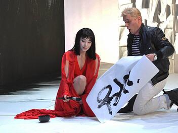 Szene aus der Inszenierung "Madama Butterfly" am Landestheater Coburg. In der Rubrik "Regie Musiktrheater" war diese Produktion nominiert für den "Faust".