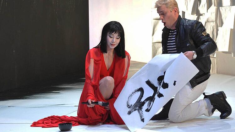 Szene aus der Inszenierung "Madama Butterfly" am Landestheater Coburg. In der Rubrik "Regie Musiktrheater" war diese Produktion nominiert für den "Faust".