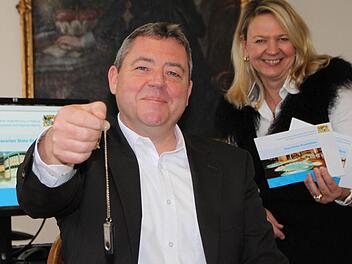 In dreifacher Ausführung: Die Werbung für die Bayerischen Staatsbäder gibt's als Präsentation, als Broschüre und auf Stick. Foto: Ulrike Müller