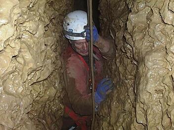 Risikofrei sei die Erforschung einer Höhle nie, sagt Ferdinand Haselmeier. Das Bild zeigt seinen Freund Lothar Götz von der Forschergruppe Fränkischer Karst bei der Befahrung der Fellner-Doline. Foto: p