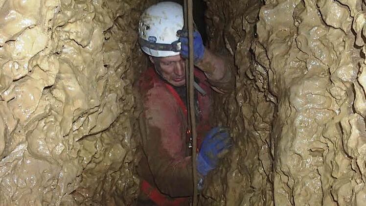 Risikofrei sei die Erforschung einer Höhle nie, sagt Ferdinand Haselmeier. Das Bild zeigt seinen Freund Lothar Götz von der Forschergruppe Fränkischer Karst bei der Befahrung der Fellner-Doline. Foto: p