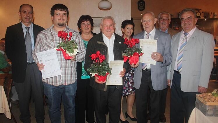 Sie wurden für 40 Jahre Mitgliedschaft geehrt: Egbert und Hans Vetter (4. Und 6. von links). Mit im Bild Gemeinderat Manfred Fehn, Bastian Trebes (25 Jahre), Dritte Bürgermeisterin Monika Barnickel, Bezirksvorsitzende Gudrun Brendel-Fischer, Kreisvorsitzender Peter Cembrowicz und Vorsitzender Heinz Büttner. Foto: Veronika Schadeck