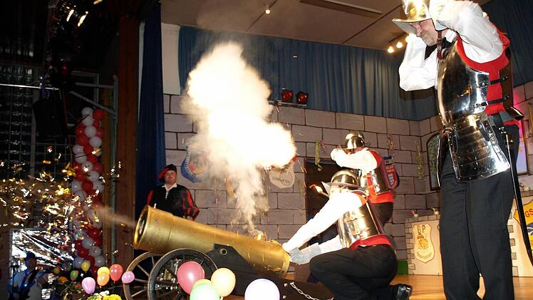 Kanonendonner und Konfettiregen - der Fasching ist eingeschossen. Foto: Susanne Deuerling