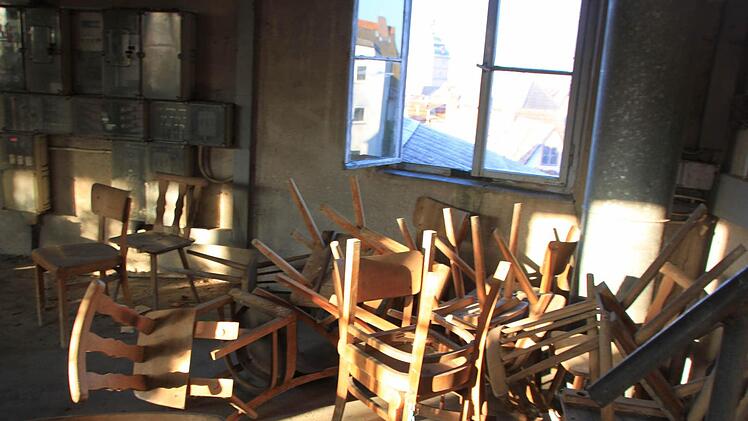 Ein Stuhllager auf dem Dachboden Foto: Matthias Einwag