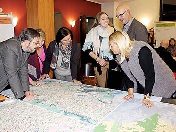 An Thementischen konnten sich die Besucher interessante Einblicke verschaffen. Foto: Evi Seeger