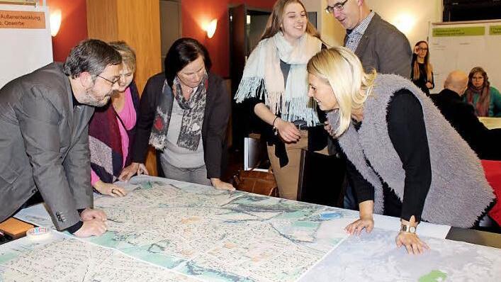 An Thementischen konnten sich die Besucher interessante Einblicke verschaffen. Foto: Evi Seeger