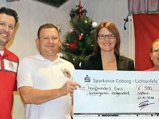 Spendenübergabe des FCB-Fanclubs (von links): Marcel Beland, Wolfgang Rößner, Tamara Dobner und Markus Kirner  Foto: Bettina Knauth