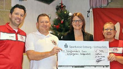 Spendenübergabe des FCB-Fanclubs (von links): Marcel Beland, Wolfgang Rößner, Tamara Dobner und Markus Kirner  Foto: Bettina Knauth