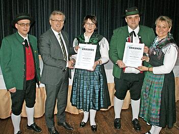 Sie sind feste Bestandteile des Vorstandes der Neukenrother Zecher und bereits 20 bzw. 30 Jahre in der Verantwortung: (von links) Kassier Harald Fröba, Bürgermeister Rainer Detsch, Sabine Scherbel, Holger Bogdanski und Vorsitzende Bettina Rubel. Foto: Joachim Beez