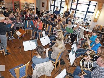 Das Knetzgauer Orchester bei den Proben in Wiesenbronn Foto: privat