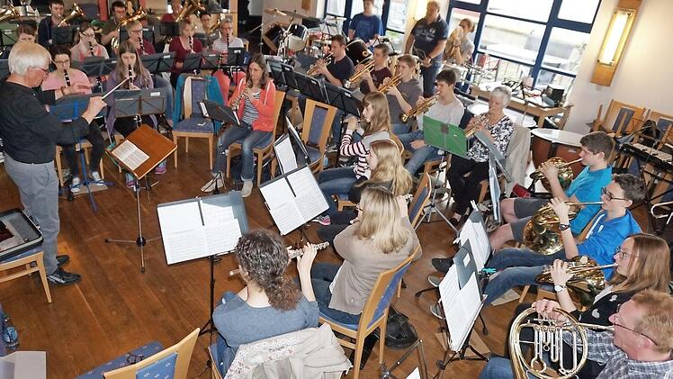 Das Knetzgauer Orchester bei den Proben in Wiesenbronn Foto: privat