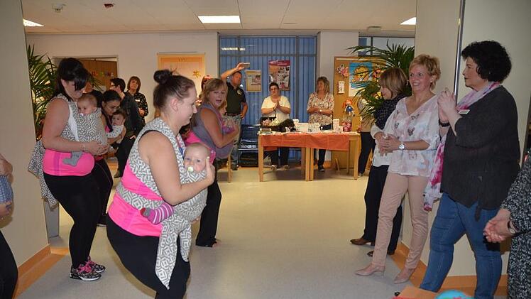 Vor lauter  Freude  wagten  Mütter mit ihren Kindern ein Tänzchen. Foto: Karl-Heinz Hofmann