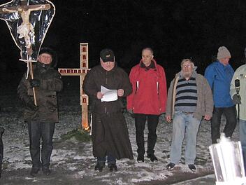 Pfarrer Pater Adrian Manderla erinnerte an den Sinn der Fackelwanderung, an der gemeinsam das Licht hinaus in die Welt getragen wird.  Foto: Wulf