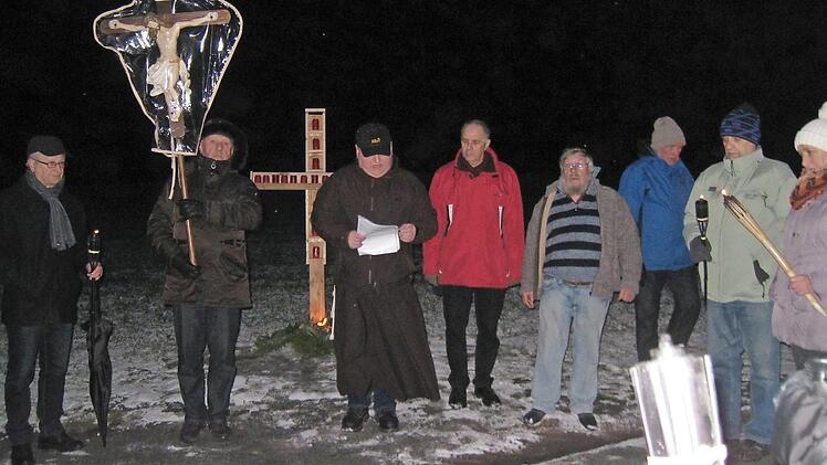 Pfarrer Pater Adrian Manderla erinnerte an den Sinn der Fackelwanderung, an der gemeinsam das Licht hinaus in die Welt getragen wird.  Foto: Wulf