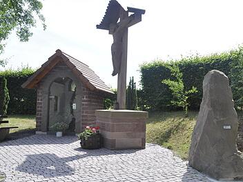 Ein schmucker Ort ist die Gedenkstätte der Retzbach-Wallfahrer an der Ebenhäuser Straße geworden. Mit dem Gedenkstein und der Pflasterung erstrahlt sie im neuen Glanz. Foto: Peter Klopf
