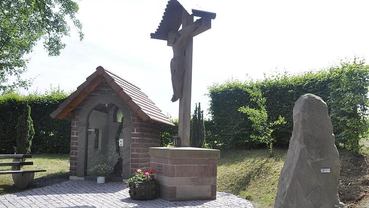 Ein schmucker Ort ist die Gedenkstätte der Retzbach-Wallfahrer an der Ebenhäuser Straße geworden. Mit dem Gedenkstein und der Pflasterung erstrahlt sie im neuen Glanz. Foto: Peter Klopf