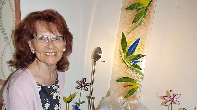 Die Waischenfelder Künstlerin Elvira Gerhäuser vor ihren Glasfusing-Arbeiten Fotos: Thomas Weichert