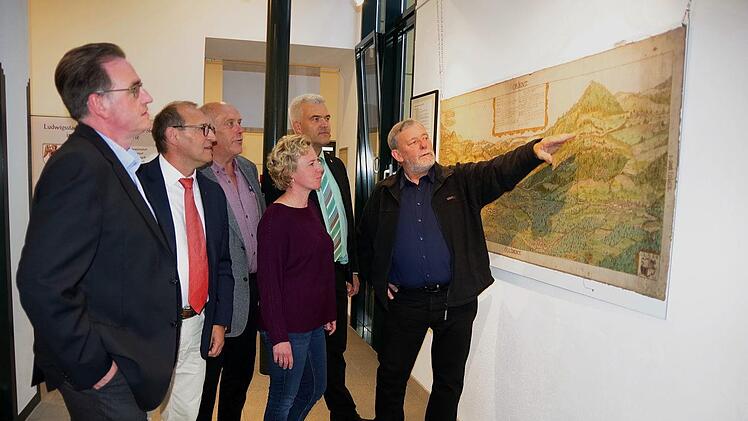 Kreisheimatpfleger Siegfried Scheidig (rechts) erläuterte (von links) Bürgermeister Sven Mechtold (Probstzella), 2. Bürgermeister Stephanus Neubauer (Teuschnitz), 3. Bürgermeister Klaus Neubauer (Steinbach/Wald), Manja Hünlein und Bürgermeister Timo Ehrhardt (Ludwigsstadt) die Landschaftskarte aus dem Jahr 1678.Heike Schülein