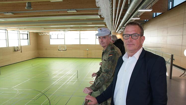 Standortältester Stefan Josef Leonhard und Matthias Hümmler vom Bundeswehrdienstleistungszentrum in der neuen Zweifach-Turnhalle der Saaleck-Kaserne Hammelburg. Foto: Ralf Ruppert