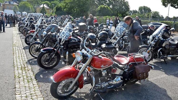 Schon in Coburg kamen weit mehr Motorradfahrer zusammen, um gemeinsam nach Schweinfurt zur Demo zu fahren, als erwartet worden war. Foto: Rainer Lutz