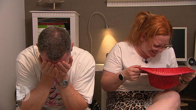 Weil Adib die von Andreas selbst geerntete Muskatnuss bewundert, k&auml;mpfen Franky und Kira gegen einen Lachanfall an.