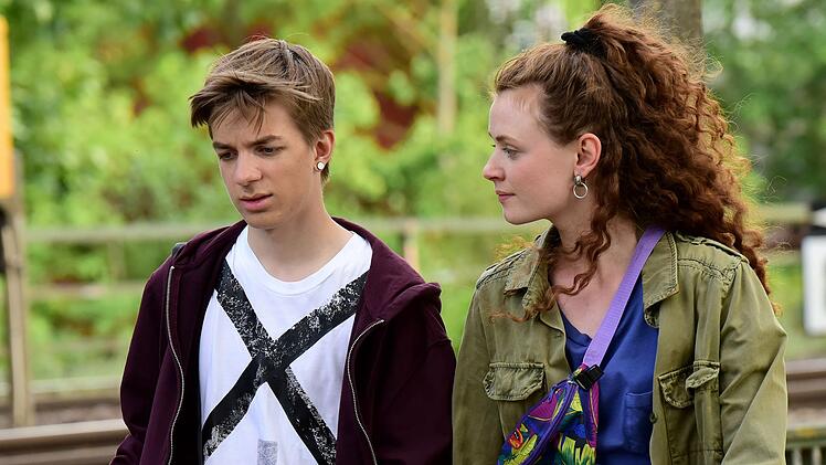 Anstatt sich auf die Schule zu konzentrieren, verbringt Benny (Nick Julius Schuck) lieber Zeit mit Sandy (Nadja Sabersky).