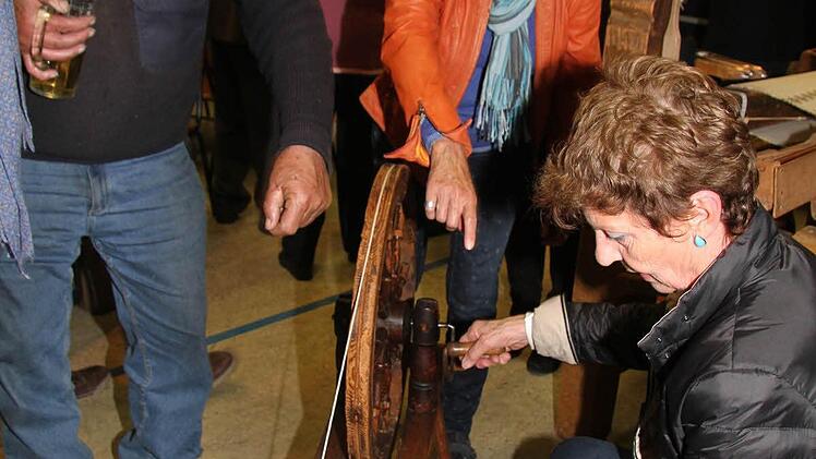 Waltraud Tomischek kam extra aus Bayreuth und probierte das Spule-Wickeln selbst aus - gar nicht so einfach