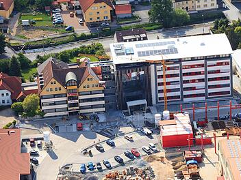 Der Neubau (rechts) der Firma Dechant in Weismain ist rund 20 Meter hoch und kostet das Unternehmen rund zehn Millionen Euro. Foto: Dechant Hoch- und Ingenieurbau GmbH