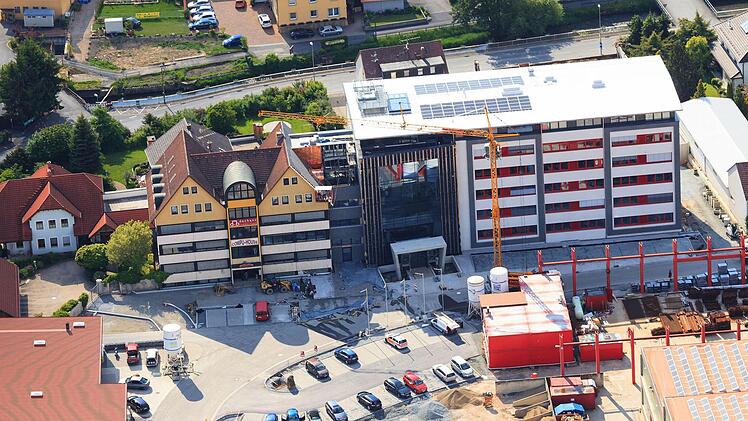 Der Neubau (rechts) der Firma Dechant in Weismain ist rund 20 Meter hoch und kostet das Unternehmen rund zehn Millionen Euro. Foto: Dechant Hoch- und Ingenieurbau GmbH
