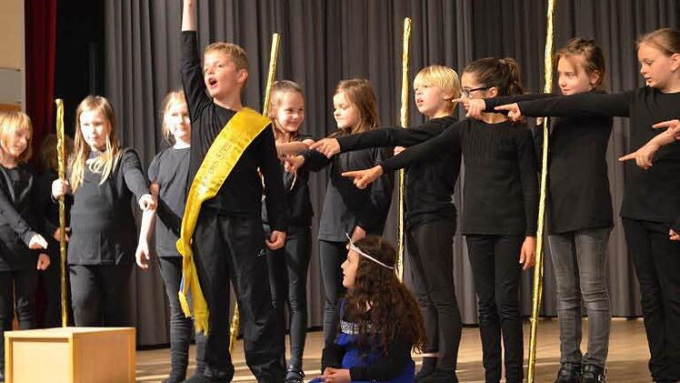 Mit ihrem Spiel um Prinzessin Anna und den Helden eröffneten die Schüler der Mittelschule Bad Rodach als Gastgeber den Schultheatertag. Foto: G. Bertram