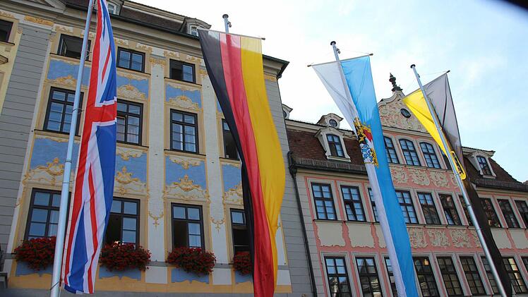 Britische Fahne vor dem Coburger Rathaus zu Ehren von Prinz AlbertFoto: Jochen Berger
