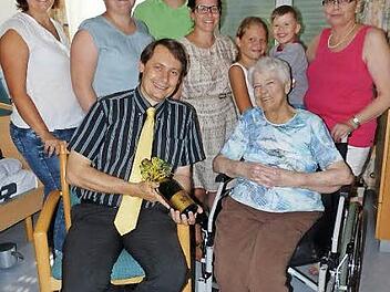 Die Jubilarin Gertrud Stenglein (rechts, sitzend) mit Bürgermeister Roland Wolfrum im Kreise der Familie. Foto: Klaus-Peter Wulf