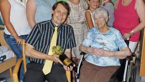 Die Jubilarin Gertrud Stenglein (rechts, sitzend) mit Bürgermeister Roland Wolfrum im Kreise der Familie. Foto: Klaus-Peter Wulf