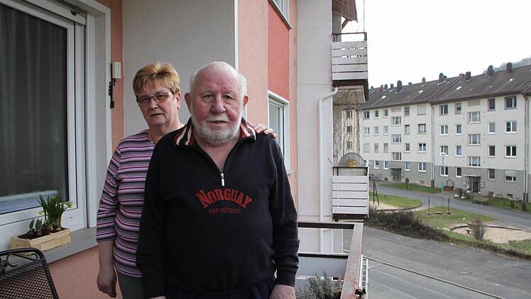 Doris und Ernst Huber leben seit 1978 in der Düsseldorfer Straße. Sie fühlen sich wohl in ihrer Wohnung. Der Block wird erst einmal nicht saniert. Foto: Ulrike Müller