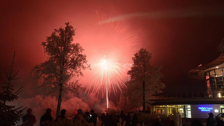 Zum Jahreswechsel 2016/2017 haben viele Kissinger den Blick auf das Feuerwerk genossen. Ein besonderes Lichterspektakel war von der Therme aus zu sehen. Glitzernde Sterne und leuchtende Fontänen lockten bei minus sieben Grad ins Freie. Foto: Peter Rauch