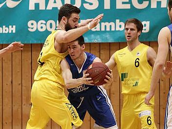 Spielgestalter Eividas Molosciakas (mit Ball) und seinen Teamkollegen wurde von den Breitengüßbachern Lucas Wagner (links) und Dirk Dippold nichts geschenkt.  Foto: sportpress