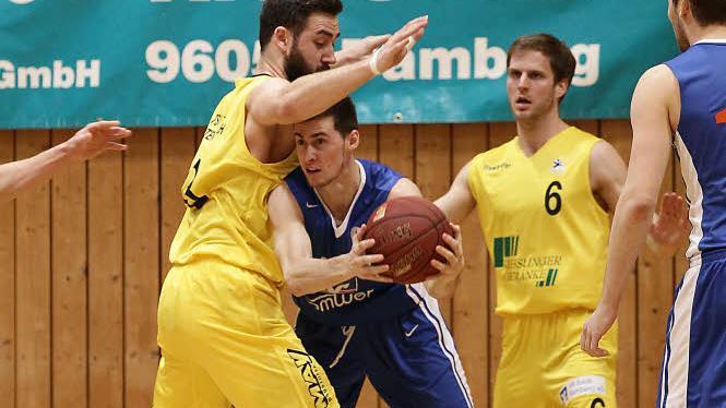 Spielgestalter Eividas Molosciakas (mit Ball) und seinen Teamkollegen wurde von den Breitengüßbachern Lucas Wagner (links) und Dirk Dippold nichts geschenkt.  Foto: sportpress